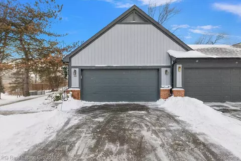 2866 Lochmoor Blvd, Orion, MI 48360
