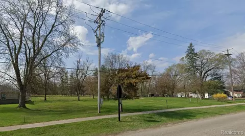 2043 S Long Lake Rd, Fenton, MI 48430