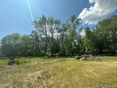 2047 S Long Lake Rd, Fenton, MI 48430