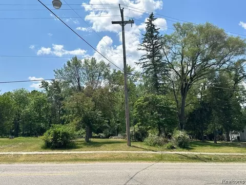 2045 S Long Lake Rd, Fenton, MI 48430