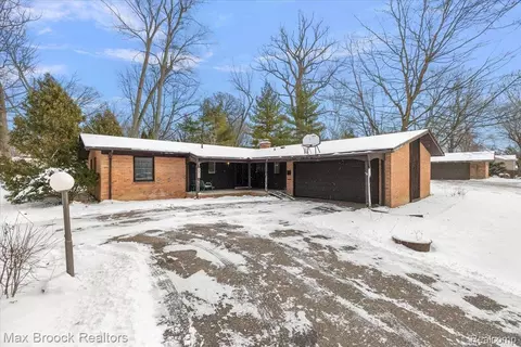 3096 Myddleton Dr, Troy, MI 48084