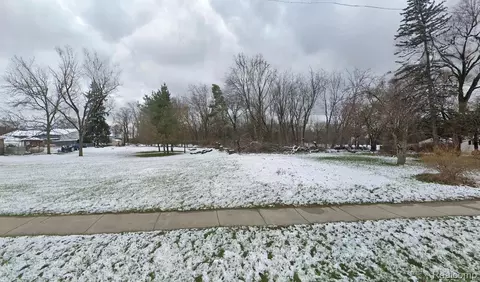 2041 S Long Lake Rd, Fenton, MI 48430