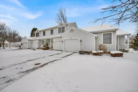 202 Meadow Pointe Dr, Fenton, MI 48430