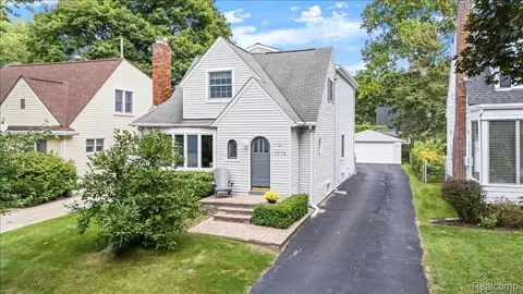 1775 Woodland Ave, Sylvan Lake, MI 48320