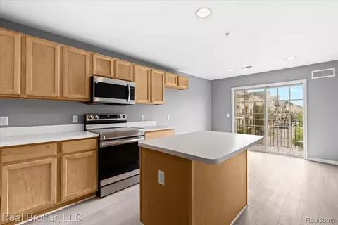 Kitchen - 1546 Devon Ln, Troy, MI 48084 photo 2 of 2