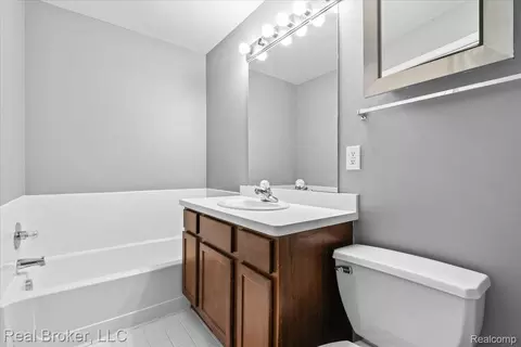 Bath - 1546 Devon Ln, Troy, MI 48084 photo 3 of 3