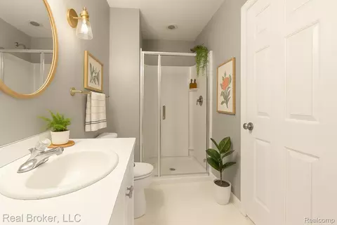 Bath - 1546 Devon Ln, Troy, MI 48084 photo 1 of 3