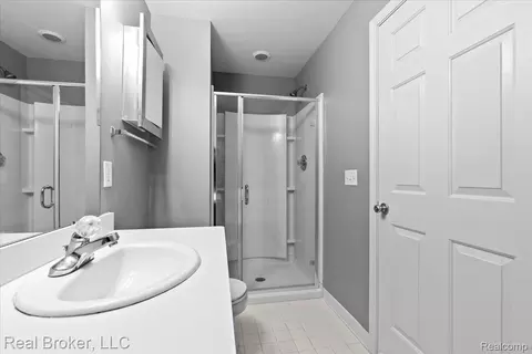 Bath - 1546 Devon Ln, Troy, MI 48084 photo 2 of 3