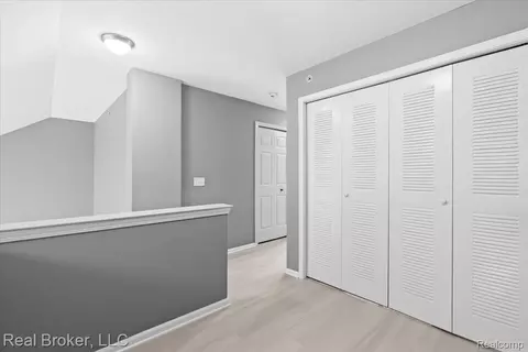 Entry Way - 1546 Devon Ln, Troy, MI 48084 photo 4 of 4