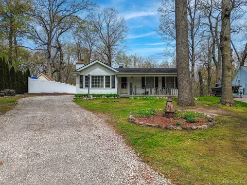 11849 Four Lakes Dr, Green Oak, MI 48178