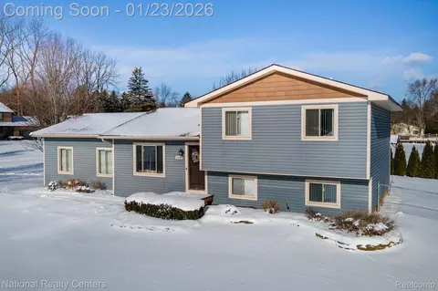 3955 Westlyn Dr, Orion, MI 48359
