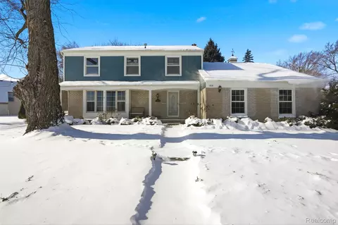 1820 Hunters Ridge Dr, Bloomfield Hills, MI 48304