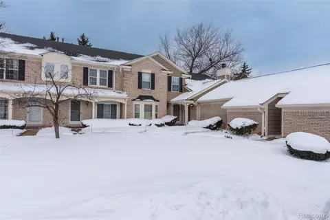 2677 Williamsburg Cir, Auburn Hills, MI 48326