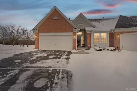 5579 Elmhurst Dr #167, Trenton, MI 48183