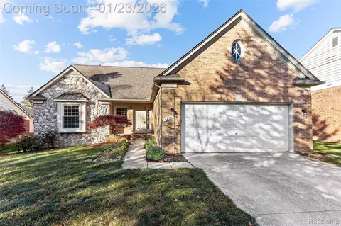 6425 Southpointe Dr, Troy, MI 48085