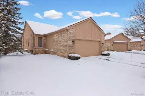 35575 Lone Pine Ln, Farmington Hills, MI 48335