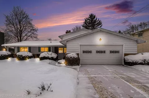 426 Bellewood Dr, Flushing, MI 48433