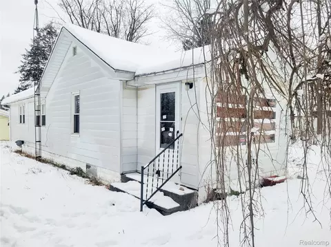 1031 E Pine Ave, Mount Morris, MI 48458