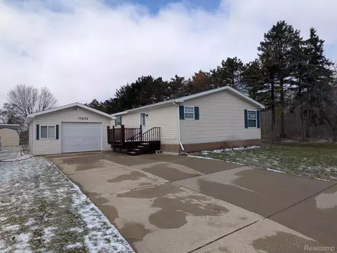 11312 N Lake Dr, Fenton, MI 48430