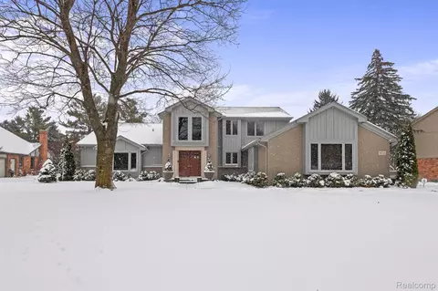 4926 Oak River Dr, Troy, MI 48098