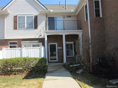 798 Amberly Dr #B, Waterford, MI 48328