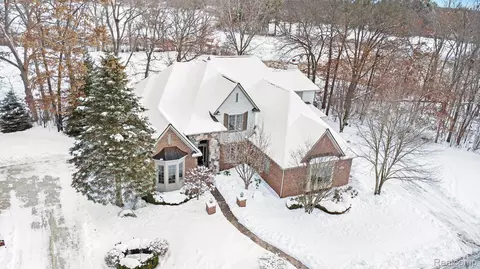 271 Greenan Ln, Orion, MI 48362