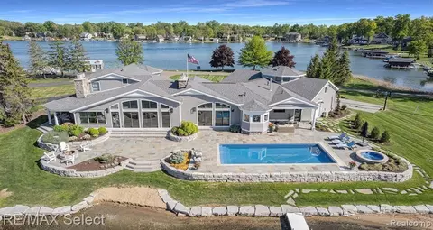 2210 Island Shore Dr, Fenton, MI 48430