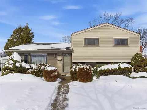 2743 Pall Mall Dr, Sterling Heights, MI 48310