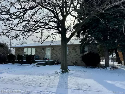 19580 Glenn St, Roseville, MI 48066