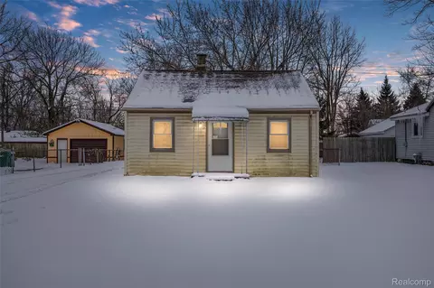 37521 Van Petten St, Romulus, MI 48174
