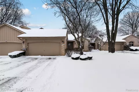 17763 E Kirkwood Dr, Clinton Township, MI 48038