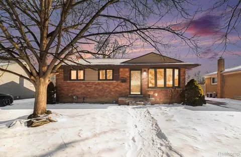 3933 Hayes St, Wayne, MI 48184