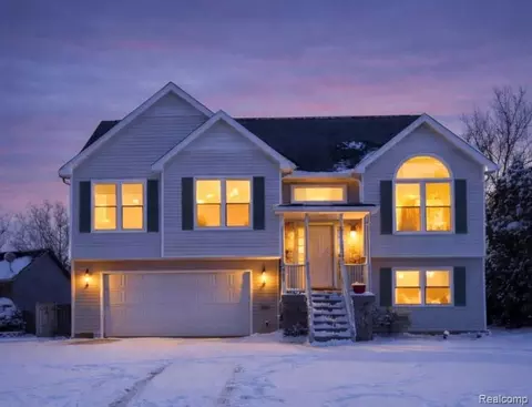2852 Creekside Ct, Waterford, MI 48329