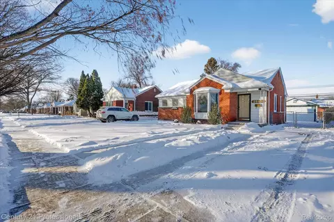28418 N Clements Cir, Livonia, MI 48150