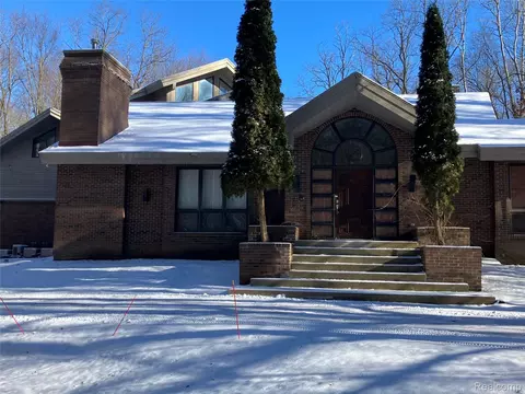 160 W Sherwood Rd, Meridian, MI 48864
