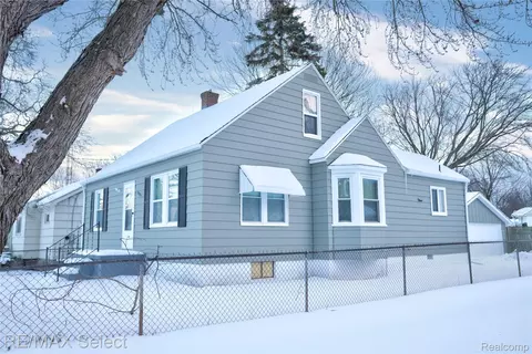 1085 W Parkwood Ave, Flint, MI 48507