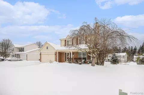 975 Oak Creek Dr, South Lyon, MI 48178