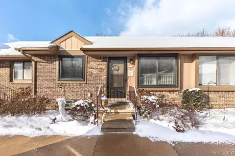 27748 Trailbrooke Cir, Westland, MI 48185