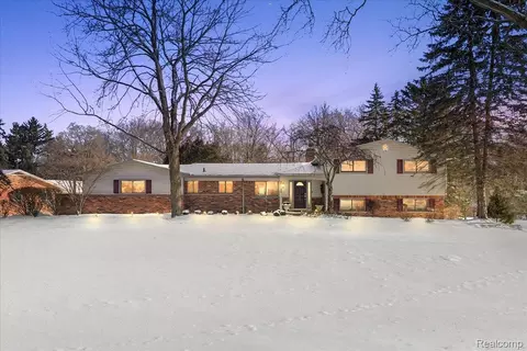 5193 Kellen Ln, Bloomfield Hills, MI 48302