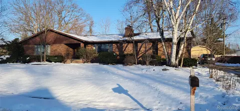 668 W Crest Ln, South Lyon, MI 48178