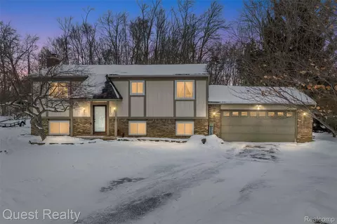 9580 Chaumont Dr, Commerce, MI 48382
