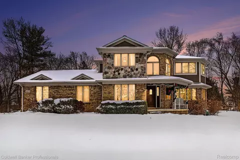 3172 Shadow Brook Ln, Pinckney, MI 48169