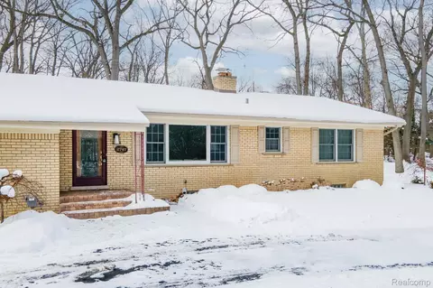2747 Stoodleigh Dr, Rochester Hills, MI 48309