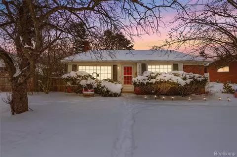 20426 Maplewood St, Livonia, MI 48152