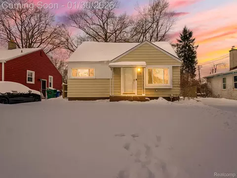 38 S Ascot Rd, Waterford, MI 48328