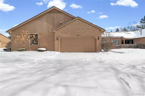 2197 London Bridge Dr #24, Rochester Hills, MI 48307