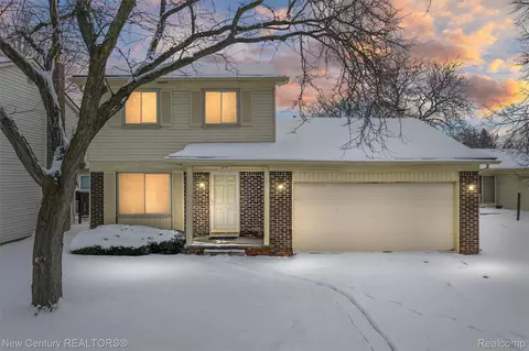 2850 Roundtree Dr, Troy, MI 48083