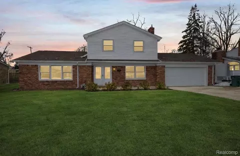 28426 Chatham Rd, Grosse Ile, MI 48138