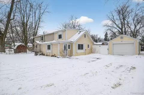 39 Pine Dr, Northfield, MI 48189