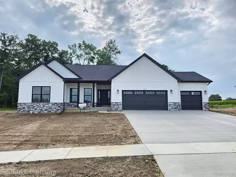 13318 Westwinds Dr, Fenton, MI 48451